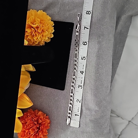 NIP Silver Tone Fashion/Costume Bracelet - Picture 2 of 2